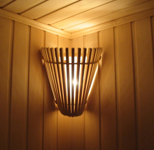 Светильник с декоративной решеткой из дерева