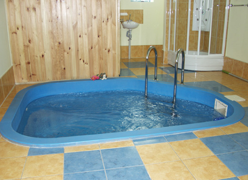 Обычный бассейн внутри бани