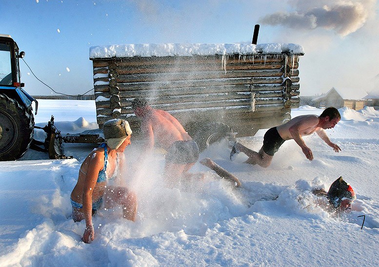 Закаливание после бани в снегу