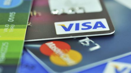 В каком банке можно оформить кредитную и дебетовую карты?