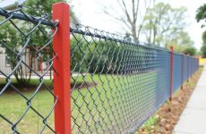 Забор из сетки рабица: почему он оказался у большинства соседей и как не пожалеть о выборе