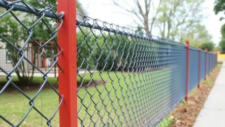 Забор из сетки рабица: почему он оказался у большинства соседей и как не пожалеть о выборе