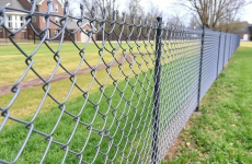 Забор из сетки-рабицы: простой, прагматичный и удивительно гибкий выбор