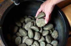 Закладка камней в печь для бани: как сделать пар правильным и безопасным